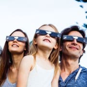 Éclipse solaire : les erreurs à éviter pour ne pas abîmer ses yeux