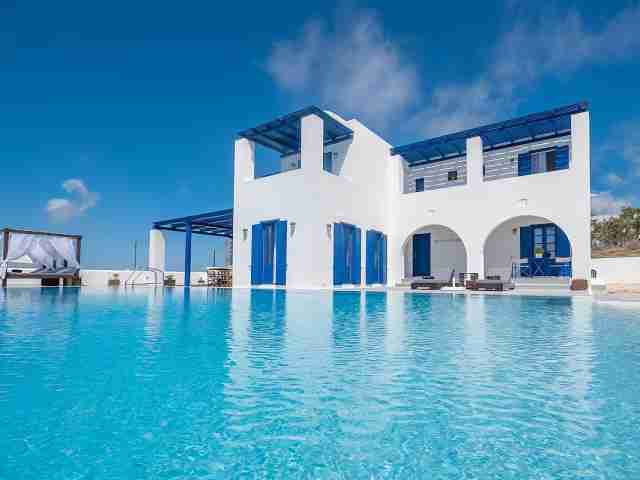 Santorini Women's facility