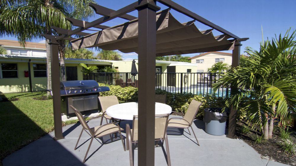 The Gardens at Lake Worth facility photo 2