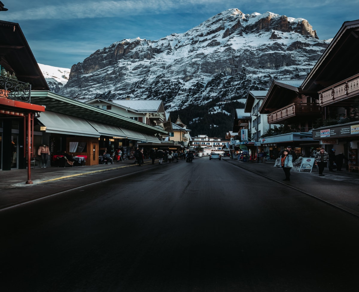 The Main town of Grindelwald. What a exceptional background that is!