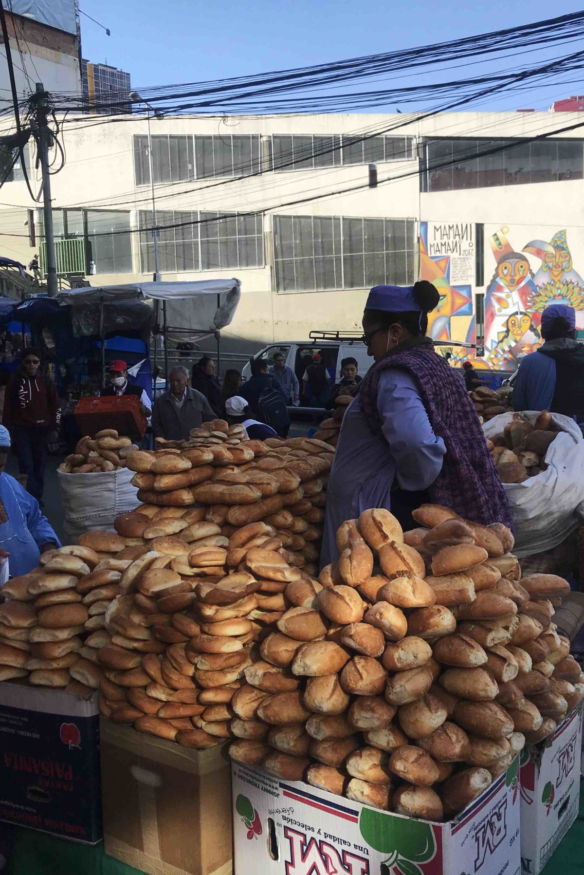 Marraqueta on the right and another popular bread, a flat bun called sarnita on the left.