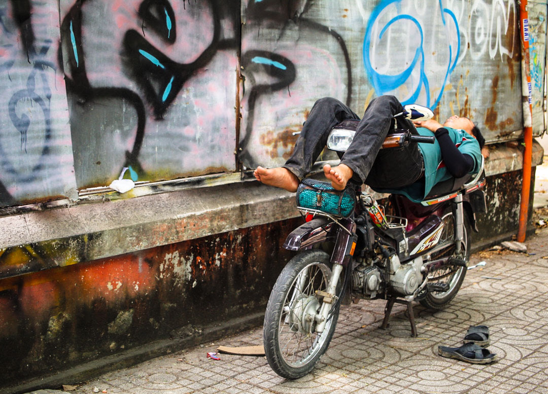 People also uses motorbikes to have naps!