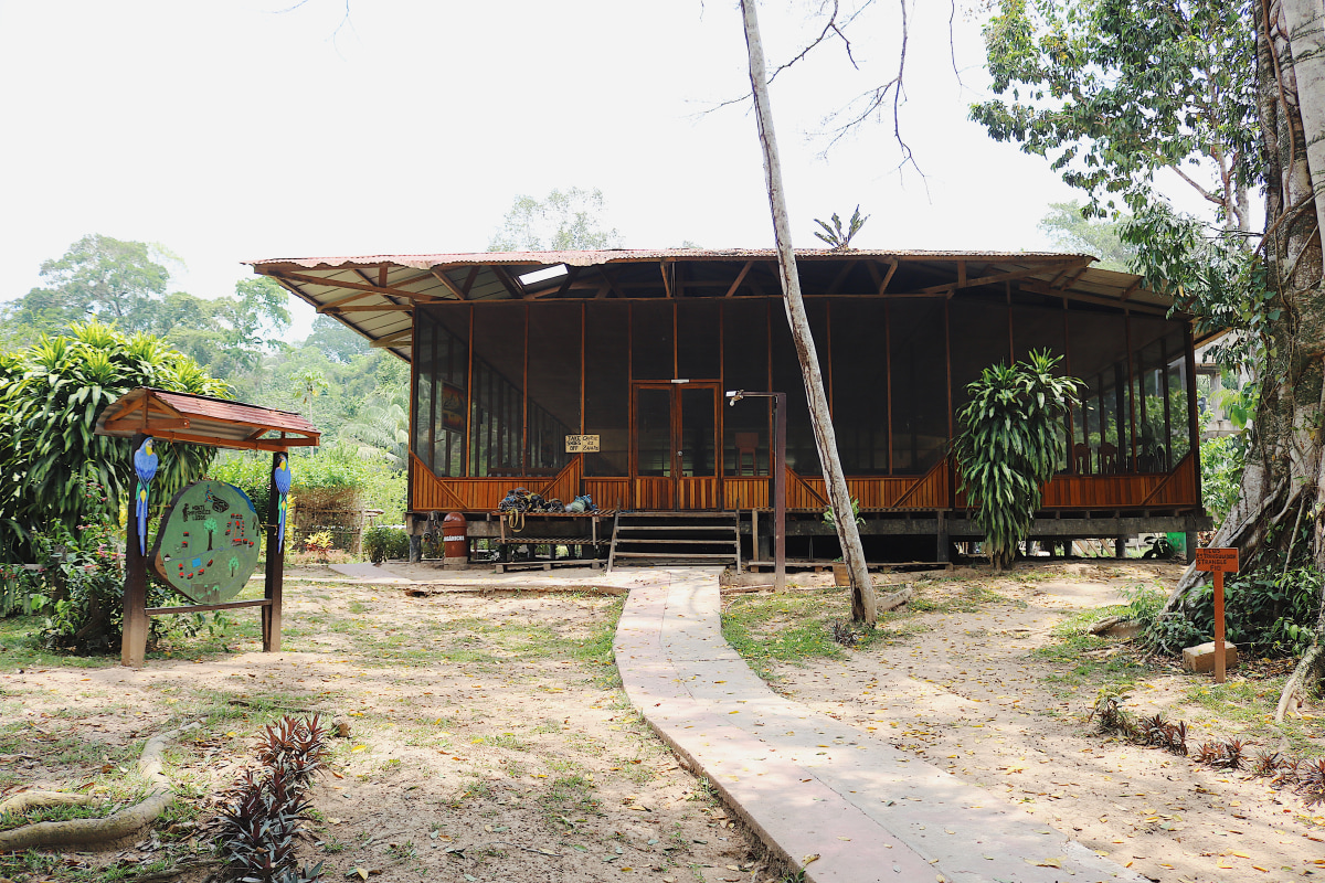The communal dining hall at Monte Amazónico Lodge