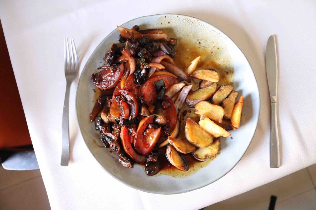 Lomo saltado with chips