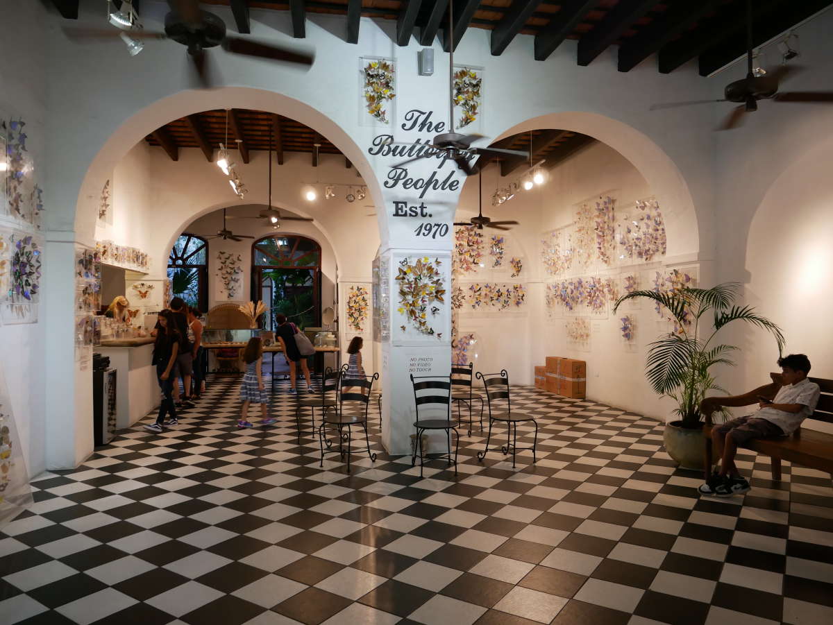 Lots of shops like this one showcase old Spanish architecture.