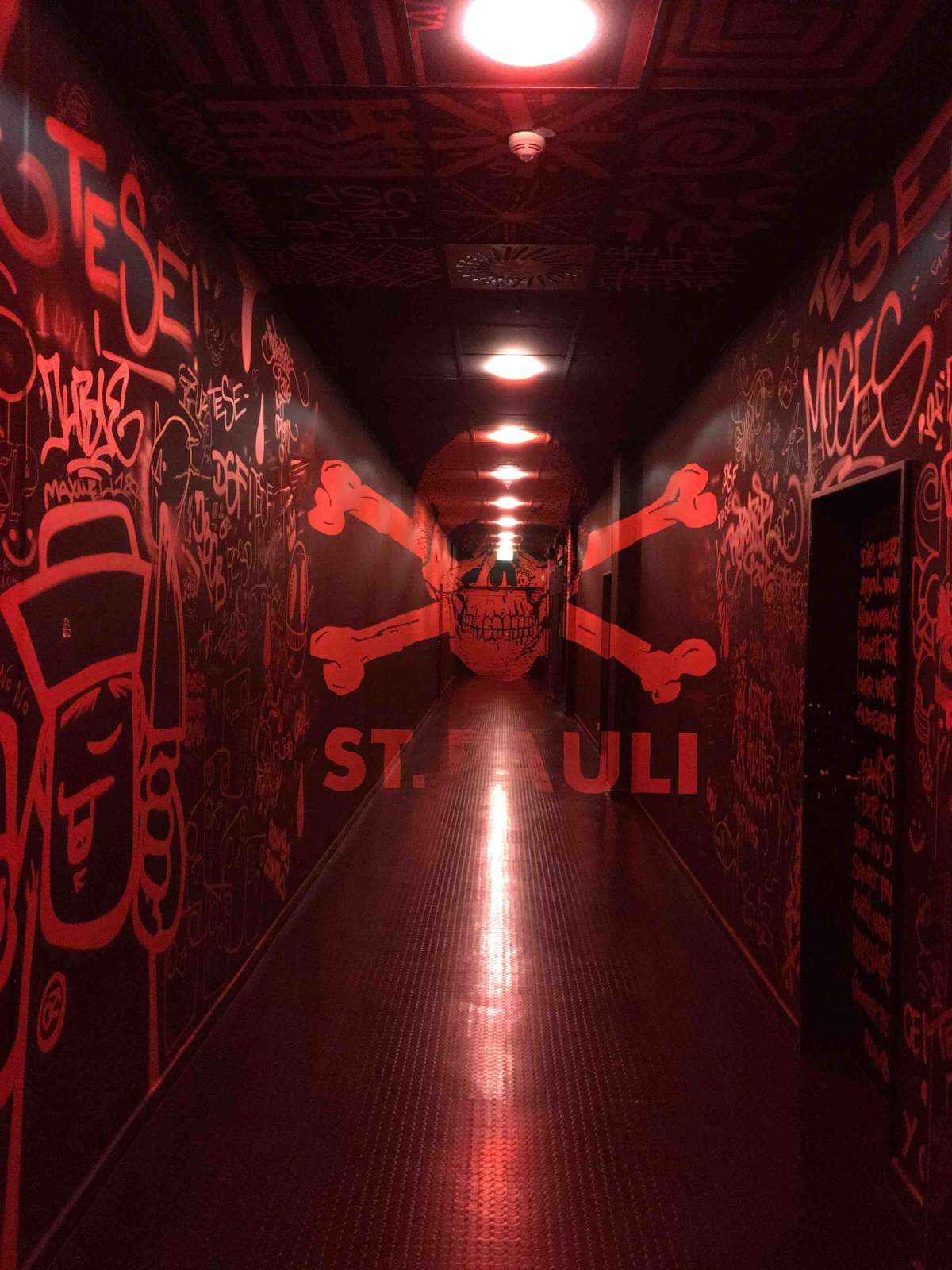 Painted Walls in the player\x27s tunnel