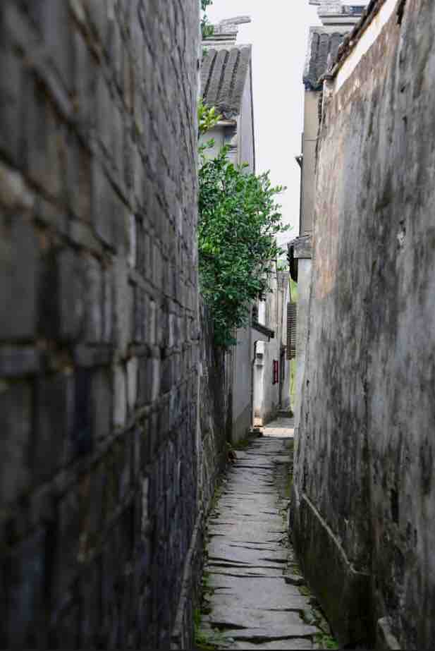 Narrow Alley 