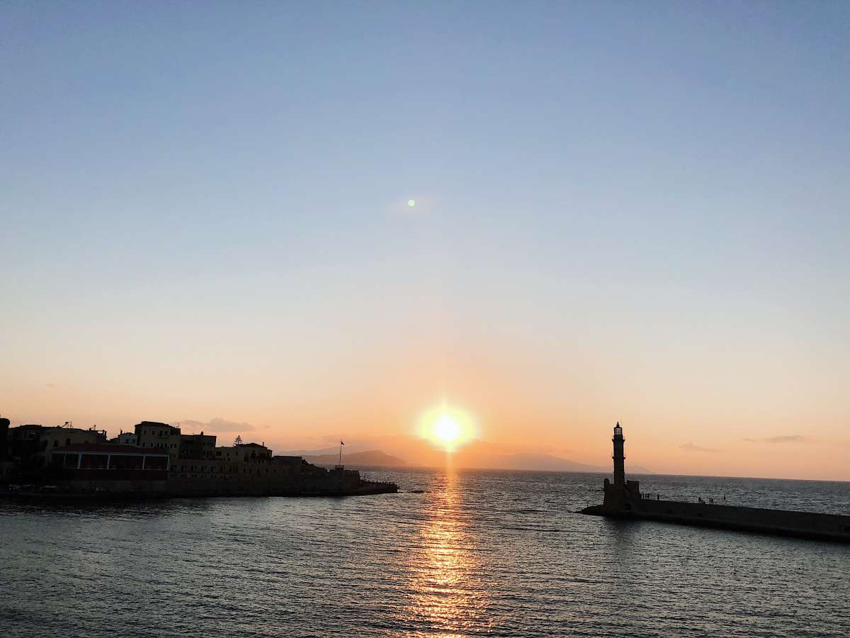 Watch the sunset behind the sea while you dine. So romantic! 