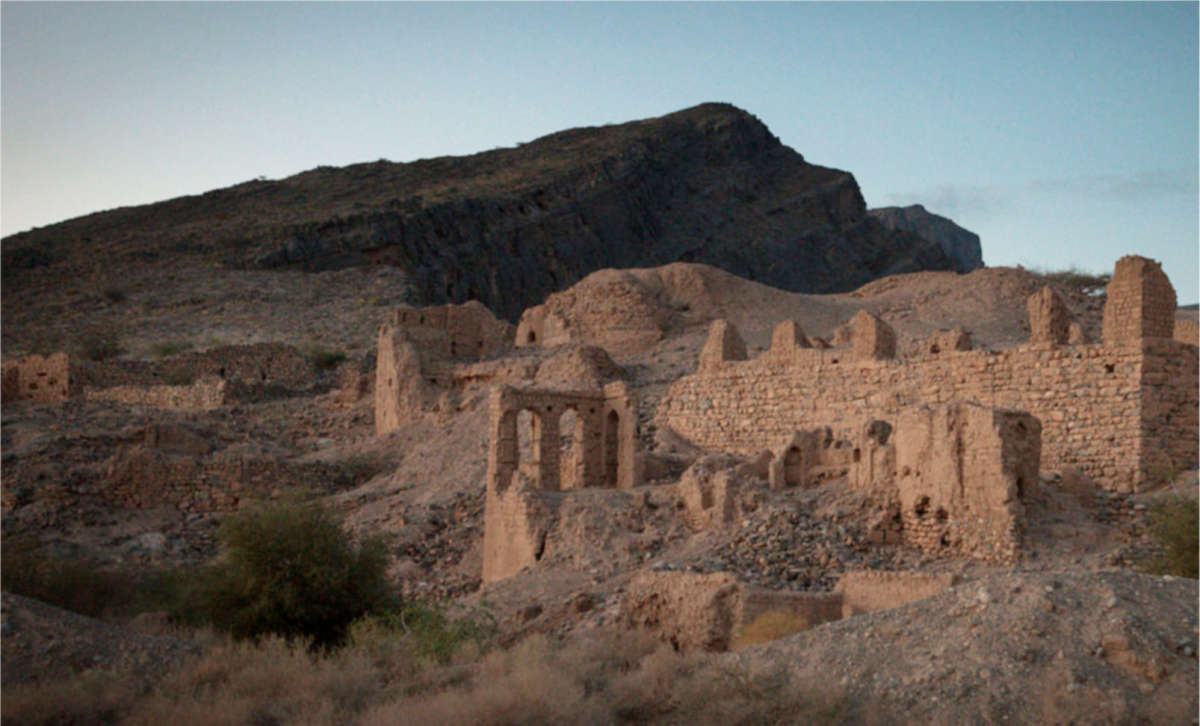 Not too far from Jabal Akhdar you can visit Tanuf and see ancient forts