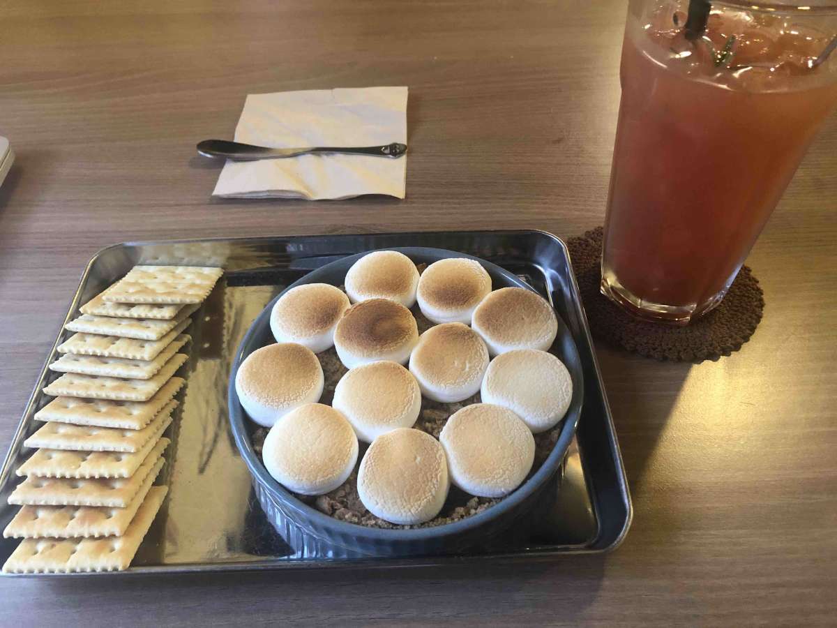 I ordered smores and grapefruit tea(which was really nice) 