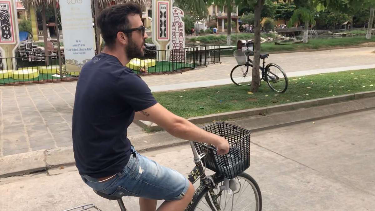 Ride the bicycle through Hoi An