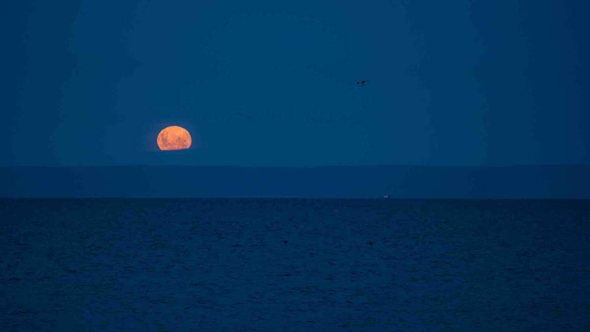 La luna apareciendo desde Tierra del Fuego