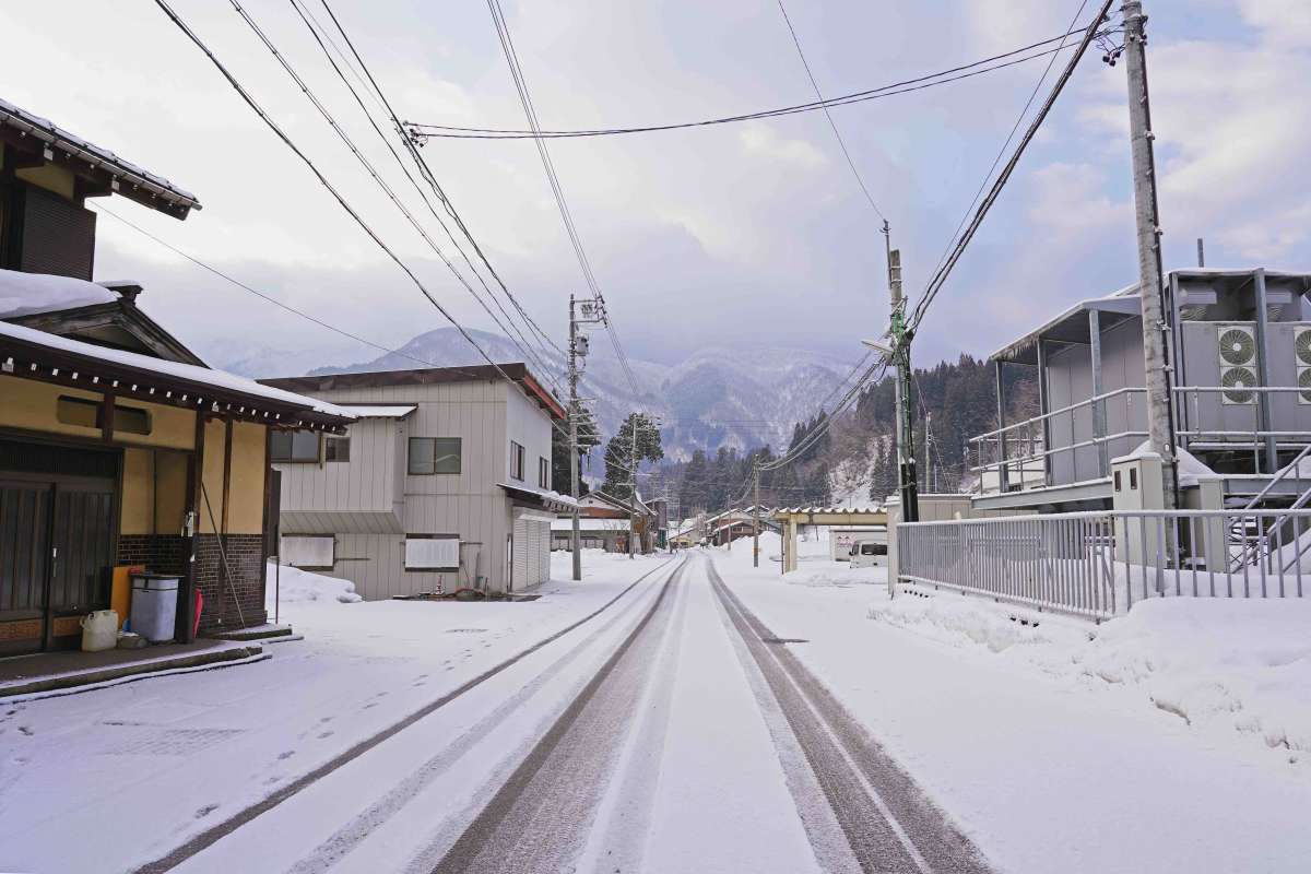 The way from the guest house to Shirakawago was covered with snow in mid-February 