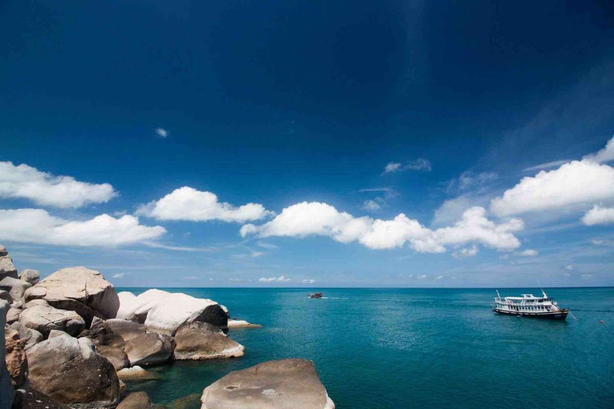 One of my favorite photos i took on Koh Tao Island! Look at those blues i mean come oooonnnn - went here with my friend for a session of cliff jumping!