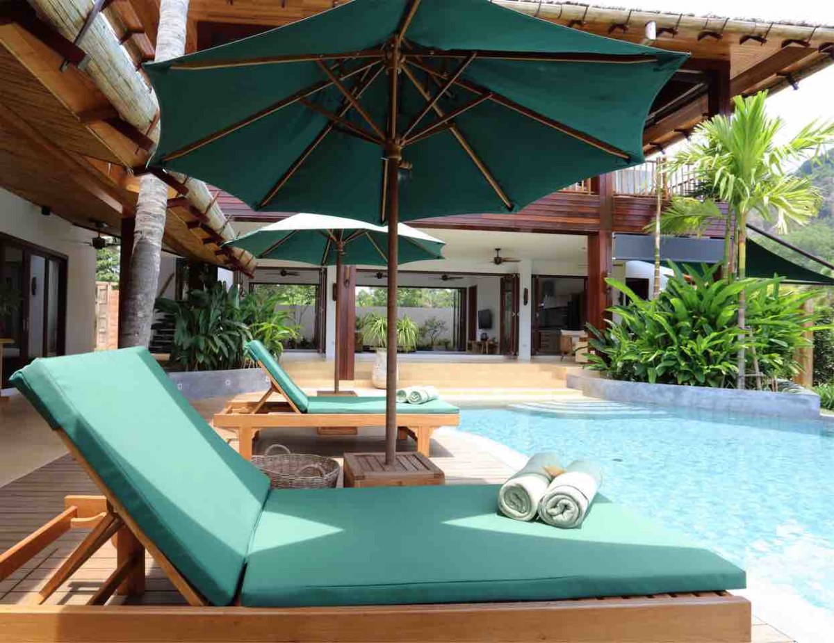 Pool Lounge Chairs