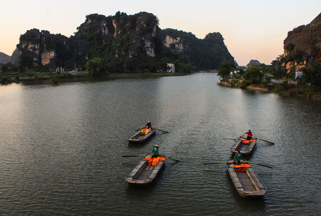 Vietnamese ladies manouvring the tour boats