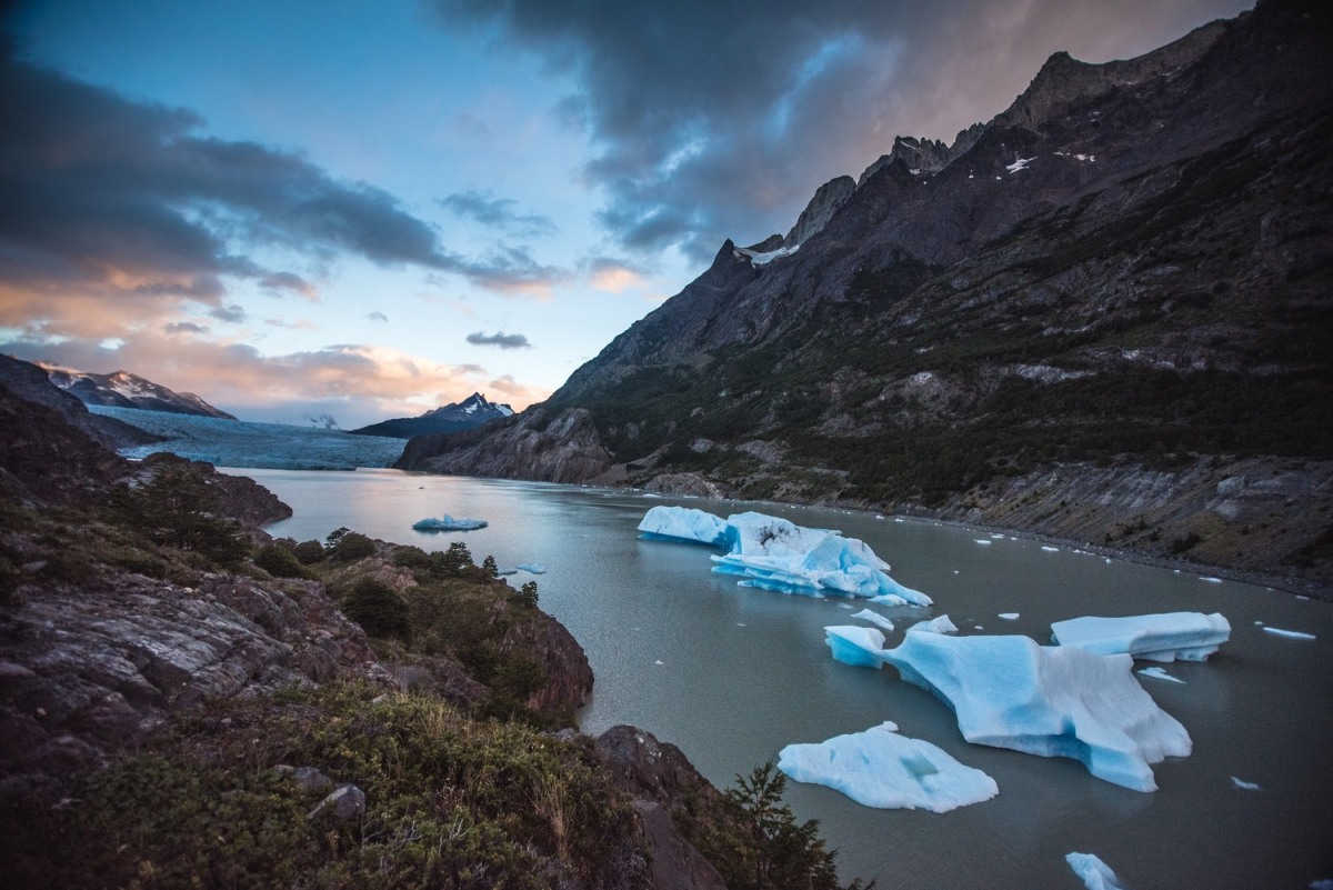 Grey Glacier viewpoint is perfect to observe some giant icebergs