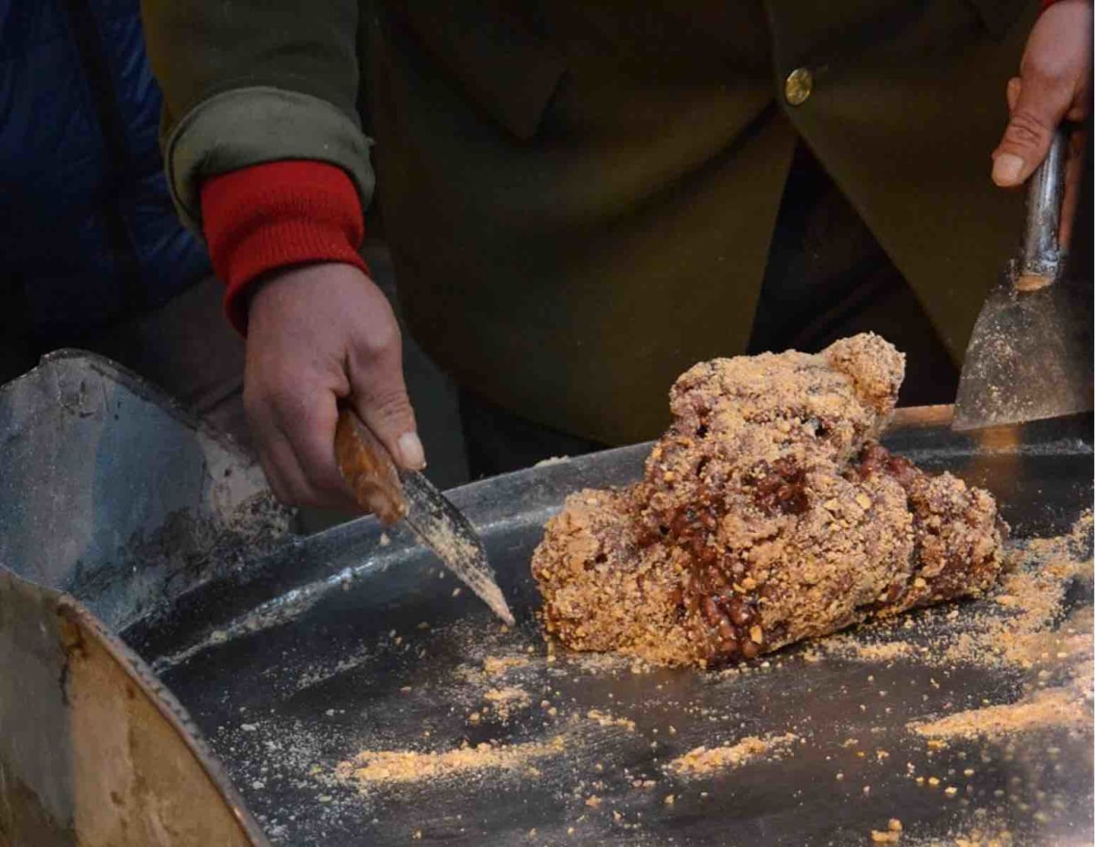 Mixing caramelized sugar and peanuts