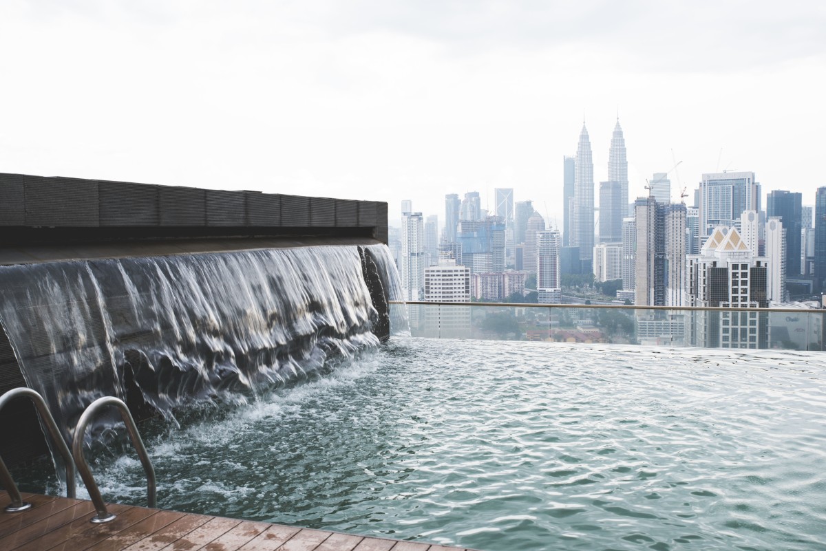 Infinity pool, Regalia