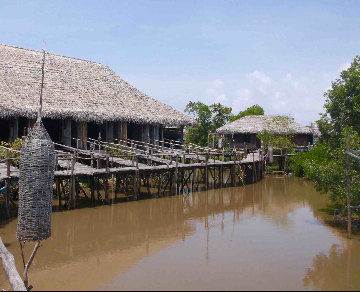 Sri Pak Pra also have bungalows over the waters edge