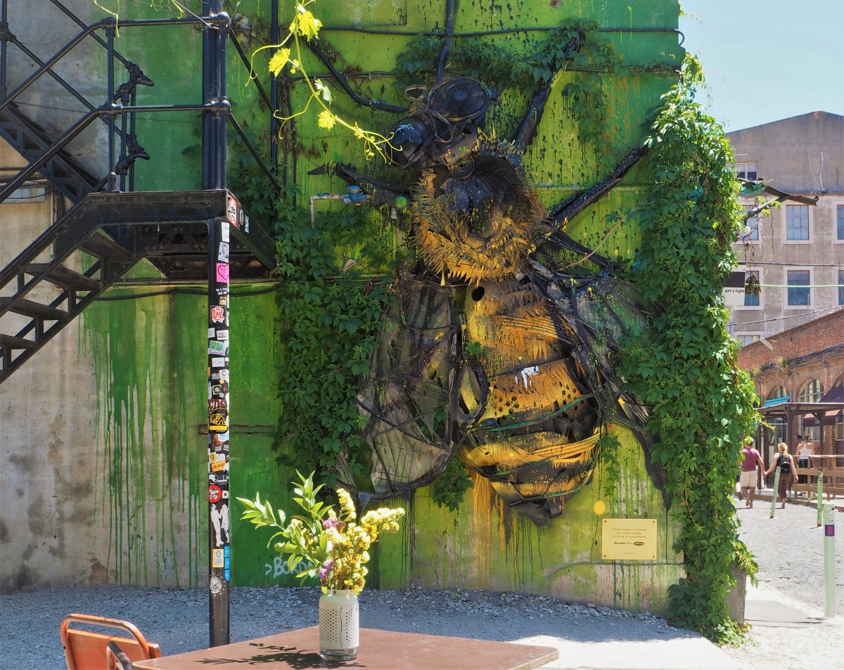 The giant bee in LxFactory.