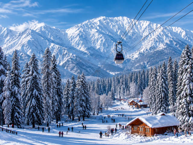 The Ultimate Kashmir Winter Itinerary: Gulmarg Snow & Dal Lake Houseboats