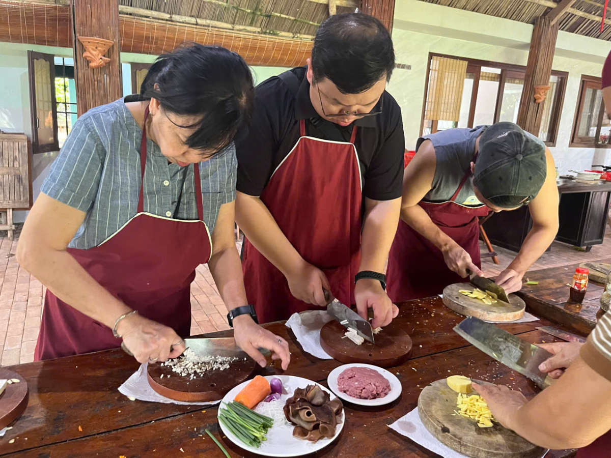 Cooking Class at Tra Que Vegetable Village Tour