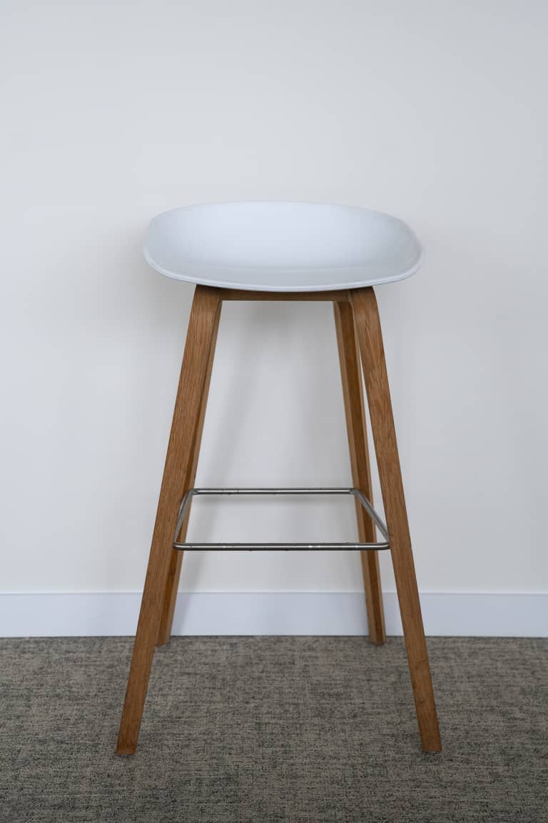 Tabouret haut blanc Hay avec base en bois product image 1