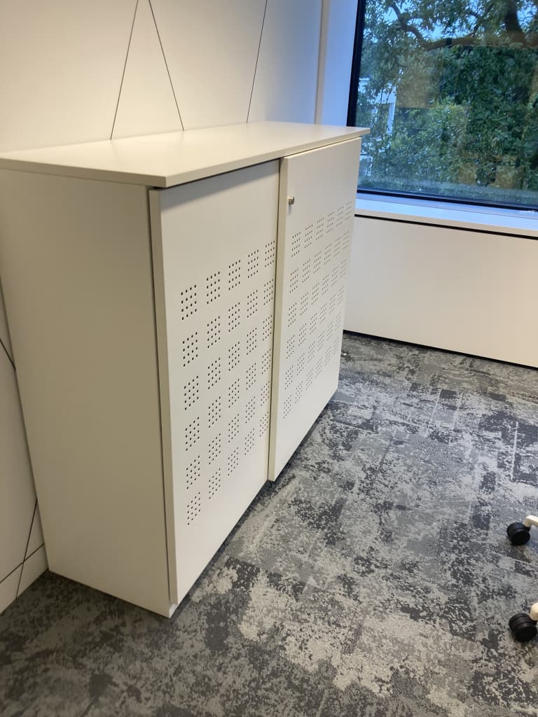 Meuble acoustique blanc avec système de fermeture à clé product image 1