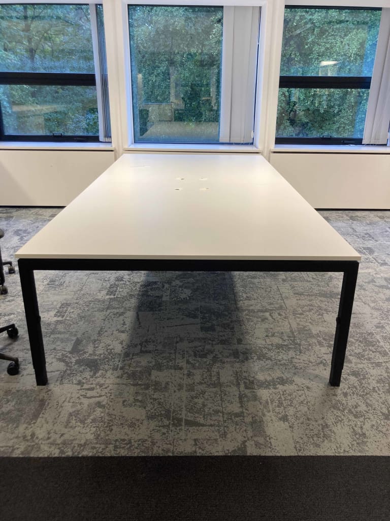 BENE 320x160cm Table de bureau 4 personnes blanche sur pieds noirs avec accès au plateau product image 1
