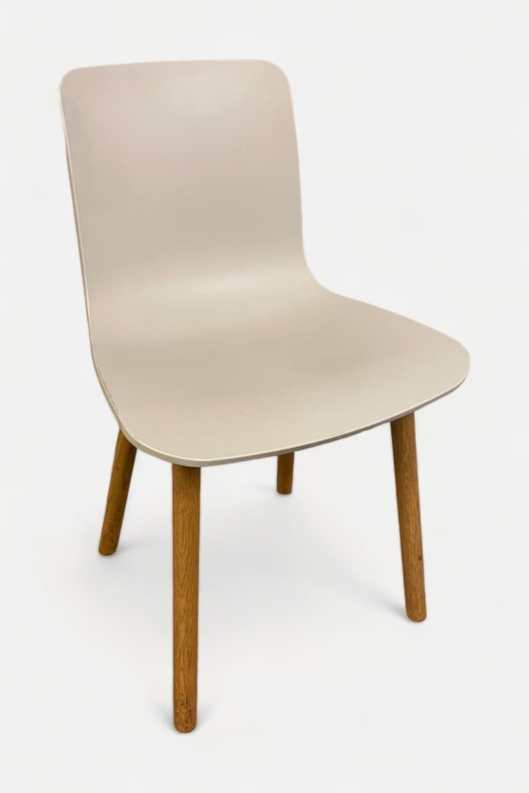 Vitra Hal, chaise blanche avec pieds en bois, style nordique product image 1