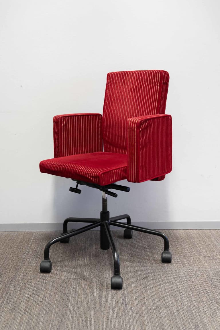 Bulo Pub & Club Rood fluwelen stoel op zwart verchroomde wielen product image 1