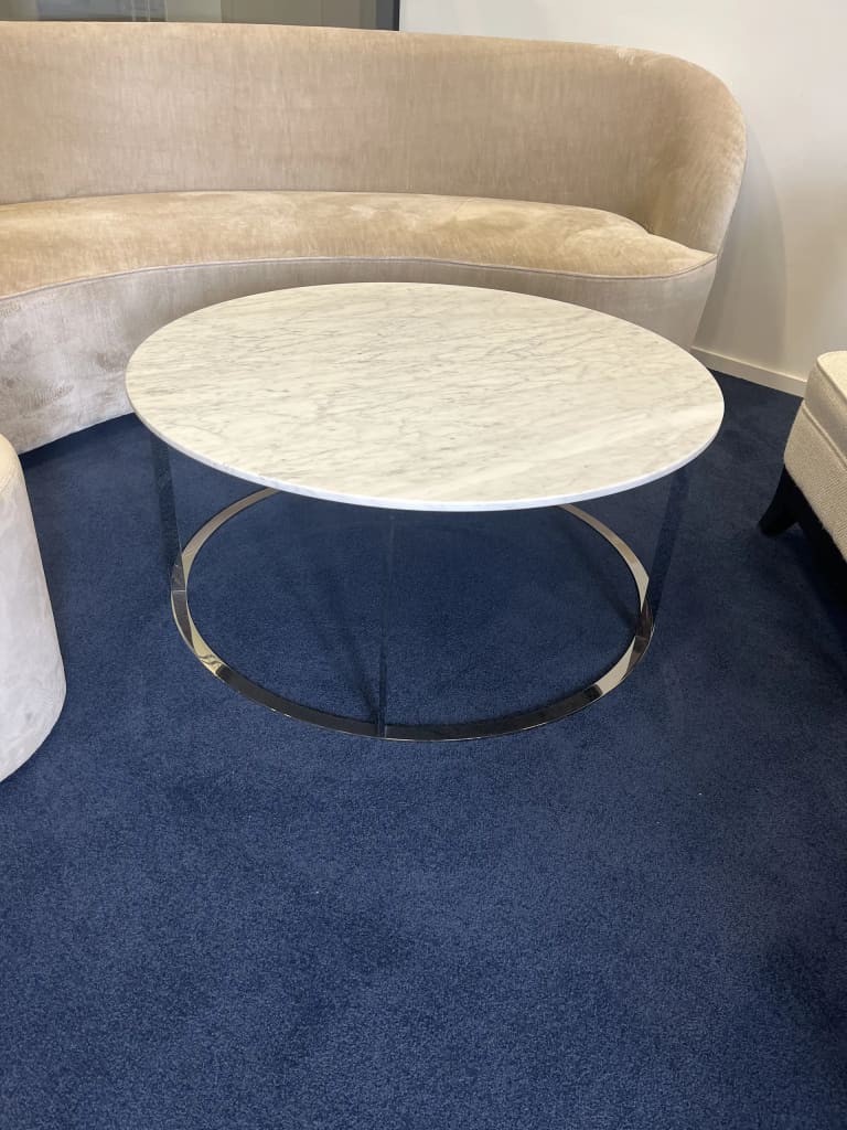 Table basse ronde en marbre blanc avec structure en métal product image 1