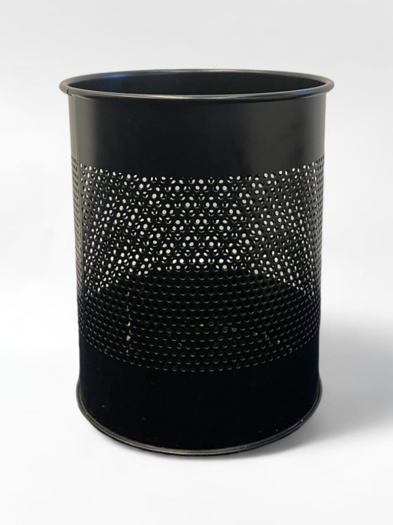 Poubelle en métal noir avec design perforé product image 1