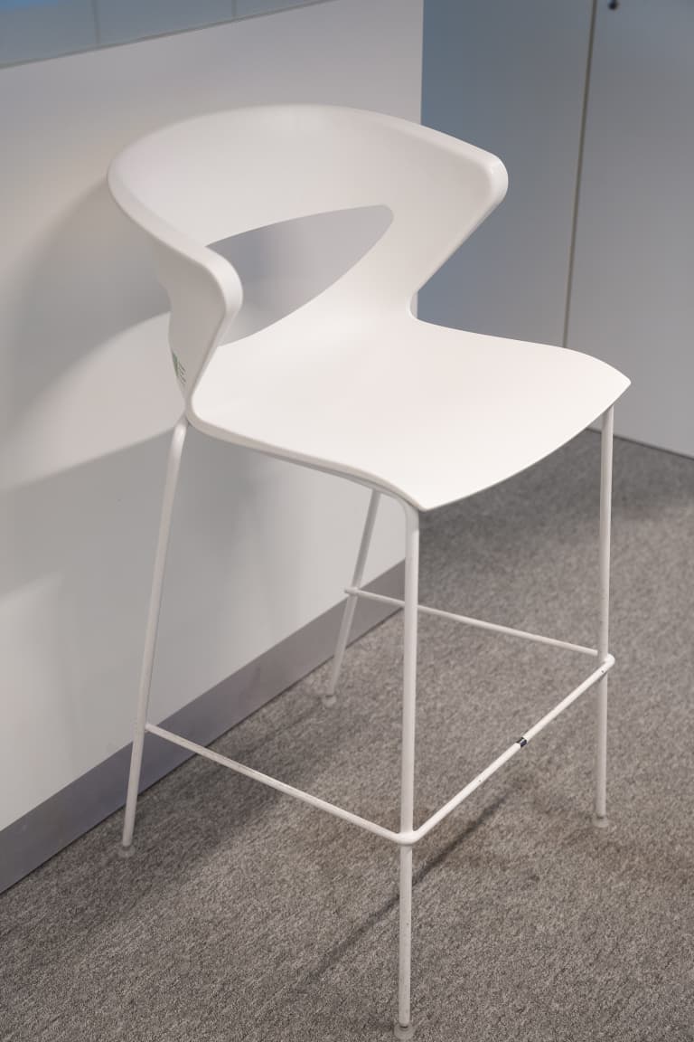 KICCA Tabouret de bar en plastique blanc avec dossier intégré et design moderne et épuré product image 1