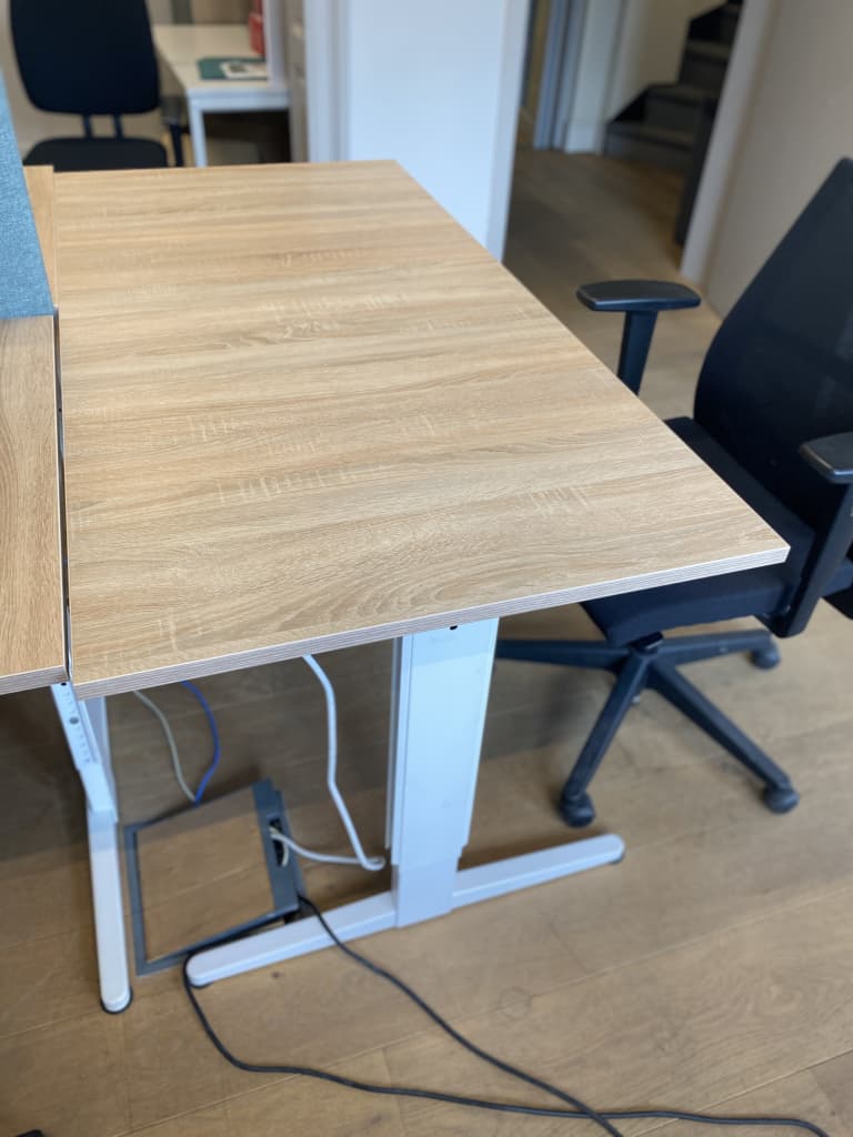 160Cm Bureau en bois clair avec pieds métalliques blancs et hauteur réglable product image 1