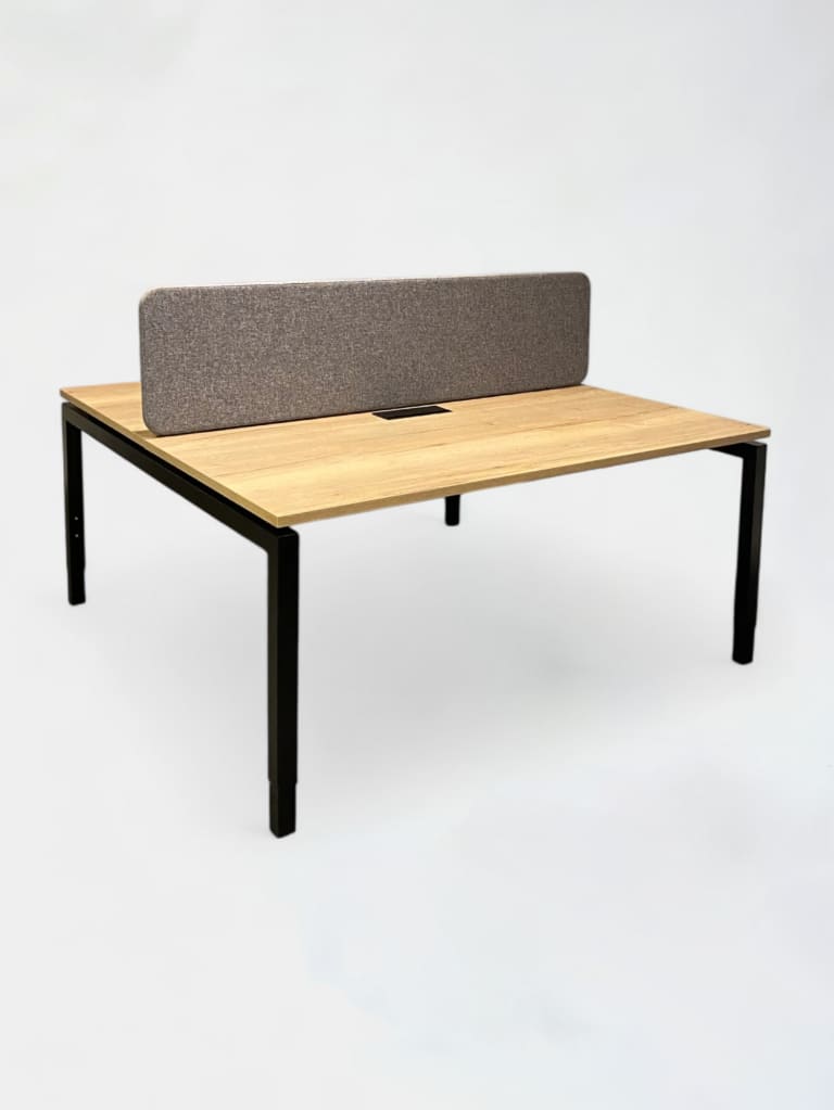 Duo de bureaux en bois avec pieds réglables en métal noir et séparateur gris product image 1