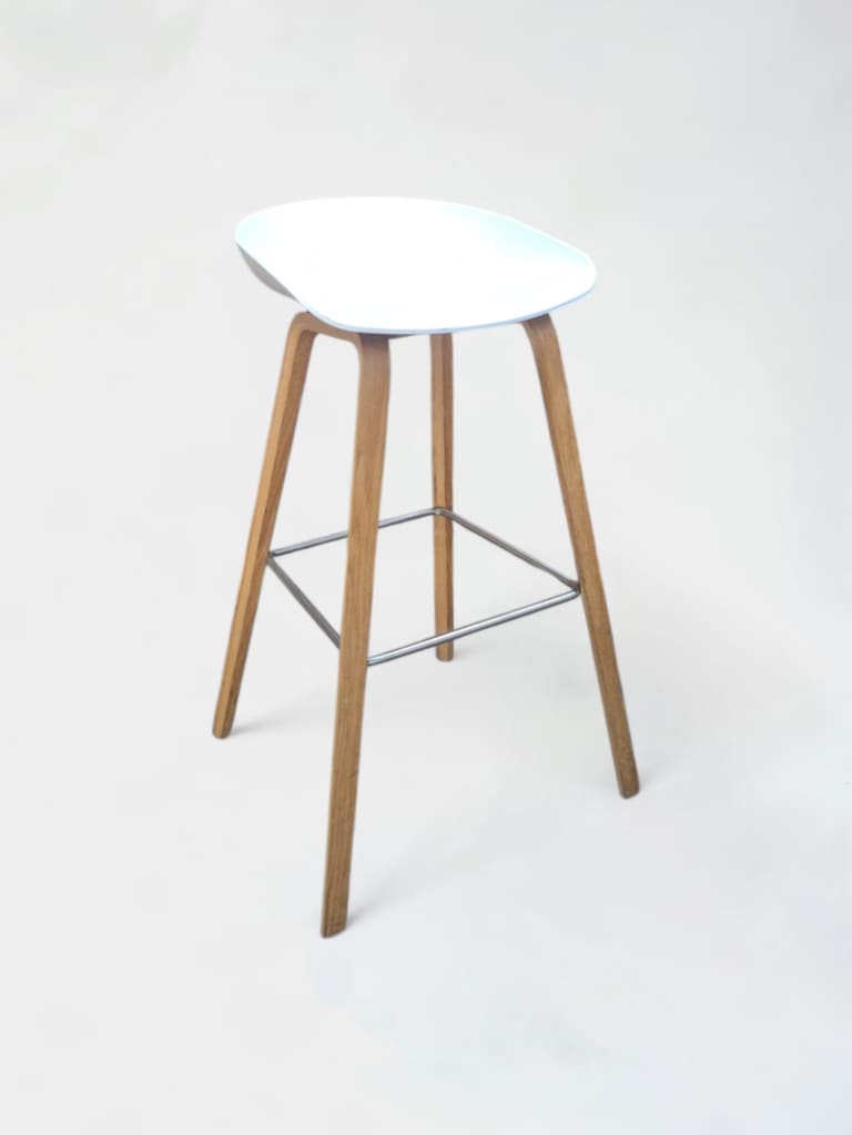 Tabouret haut blanc Hay avec pieds en bois product image 1