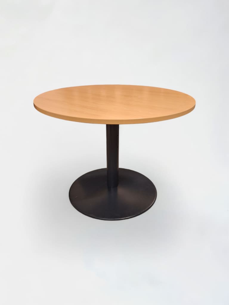 Table ronde en bois stratifié avec pied noir et petit dommage sur le plateau product image 1