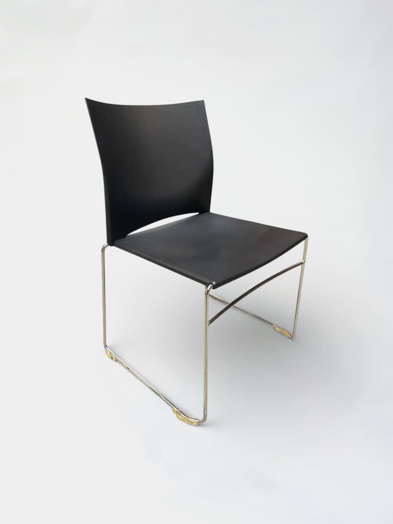 Chaise en plastique noir sur pieds en acier product image 1