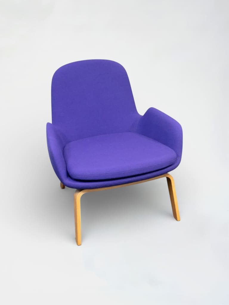 WORN : Fauteuil bas violet NORMANN Main Line sur pieds en chêne product image 1