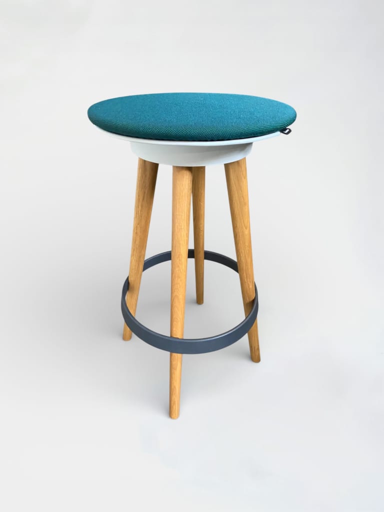 Bene Timba tabouret haut bleu-vert sur pieds en bois avec repose-pieds en métal product image 1