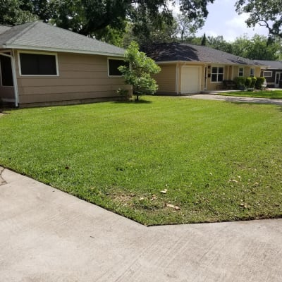 Dellers lawn care  gallery image.