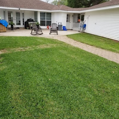 Dellers lawn care  gallery image.