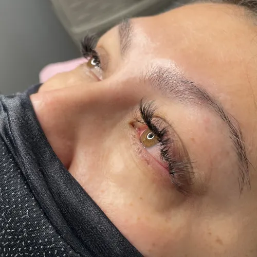 Natural eyelash extension style on women