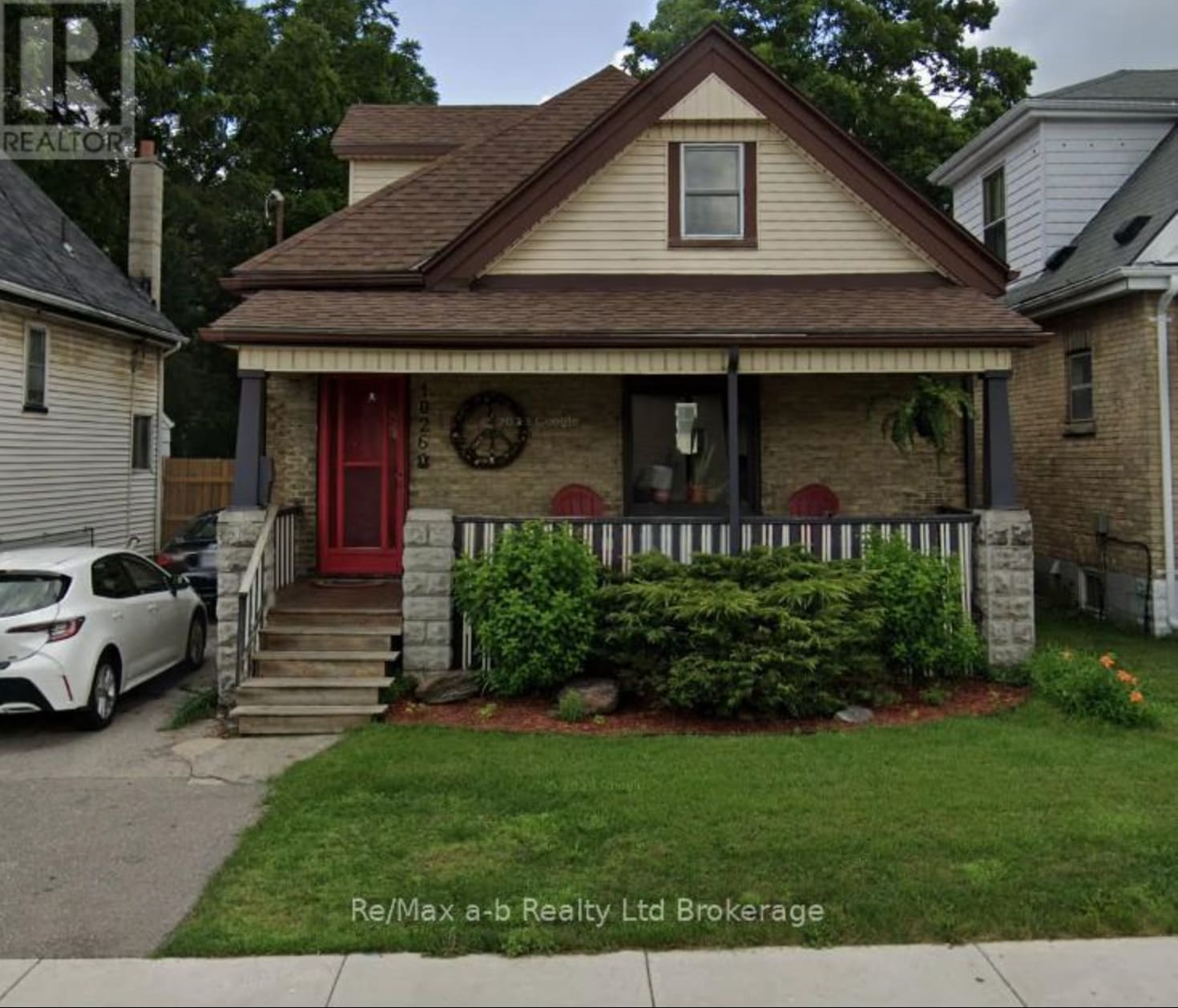 London London house front yard