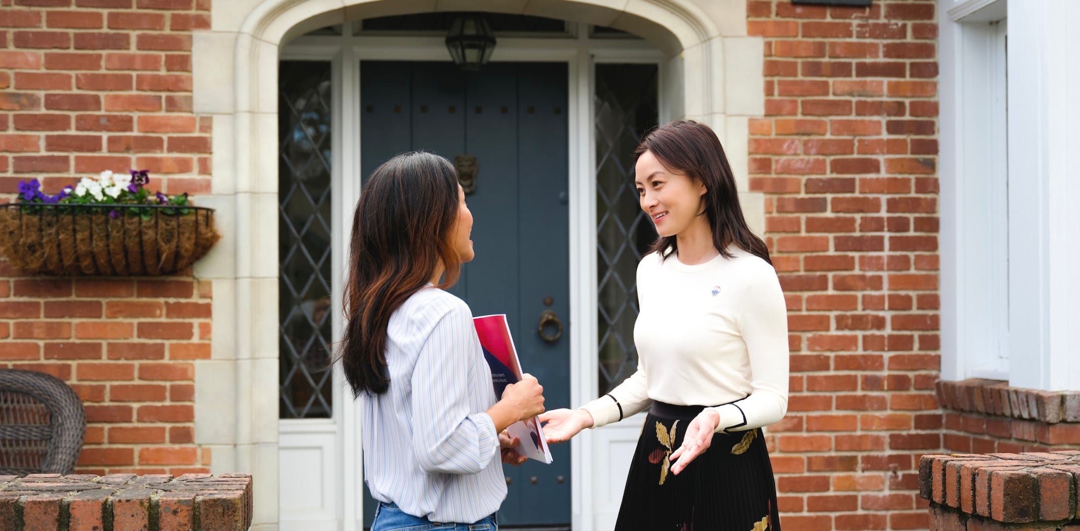 REMAX agent helping person buy or sell a home