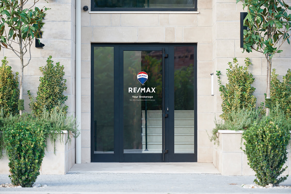 shutterstock_2156033333_blog RE/MAX office