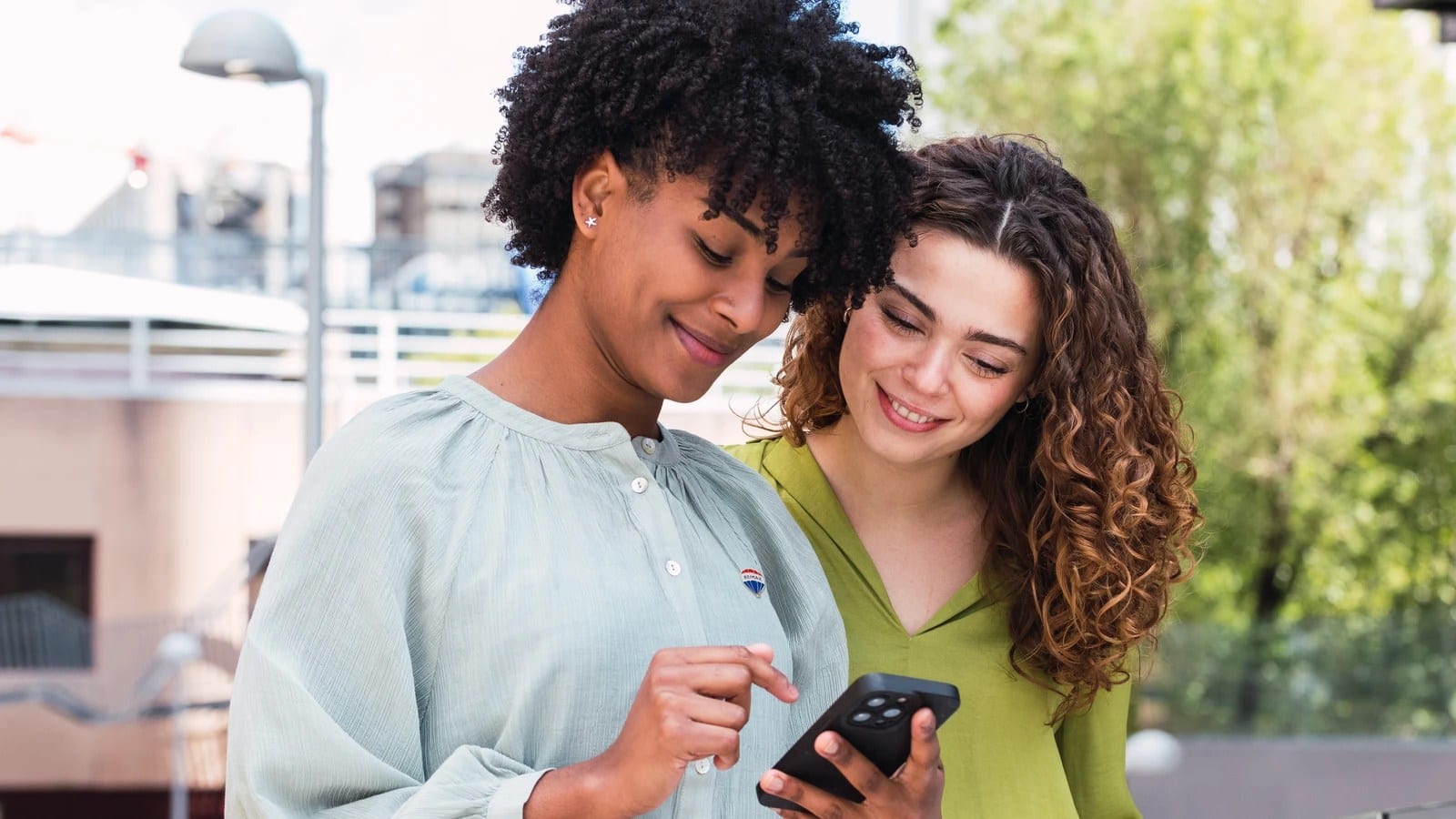 AdobeStock_703642680 women on phone
