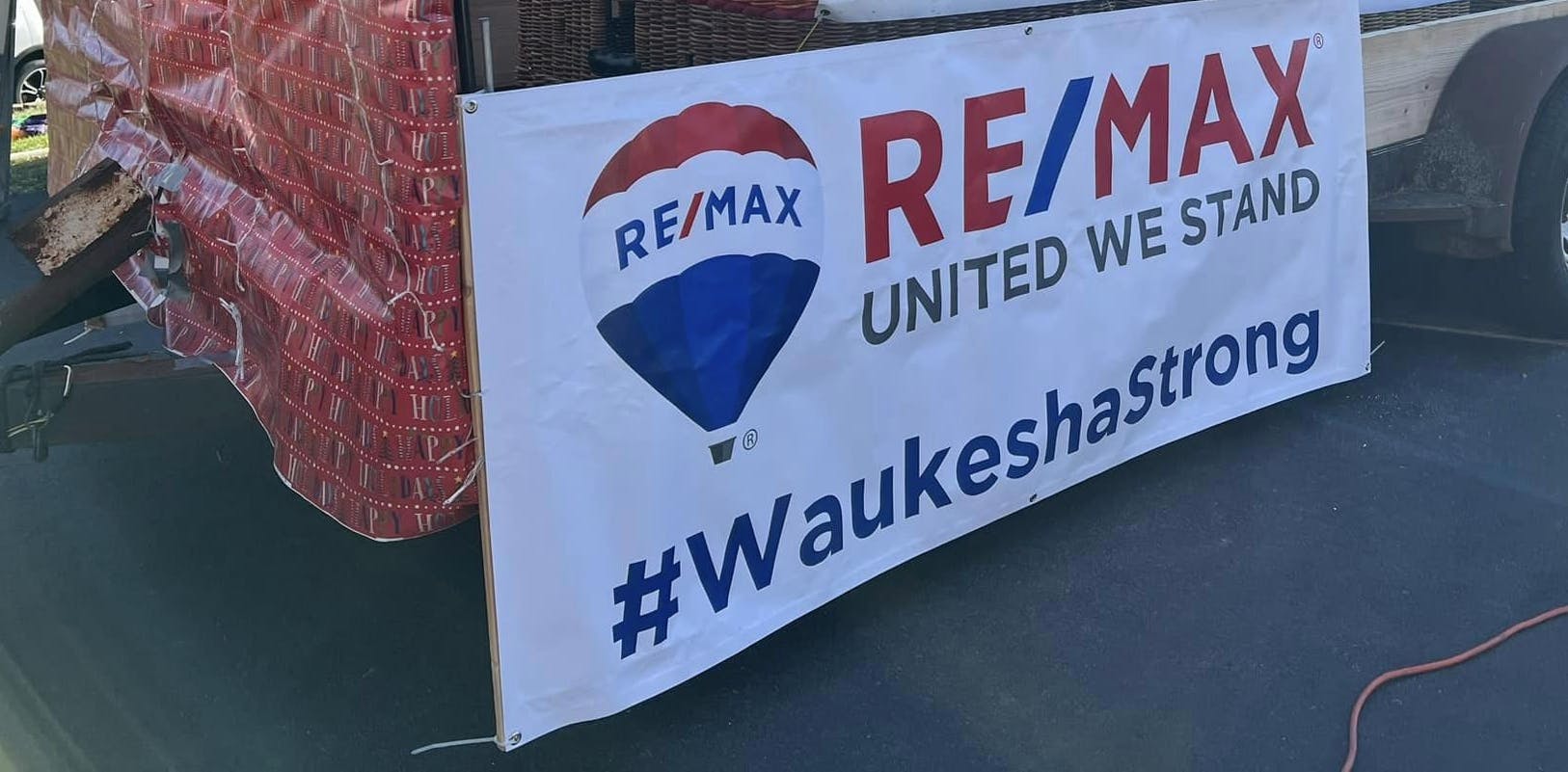 RE/MAX at the 2022 Waukesha Christmas Parade. Photos by John Gscheidmeier